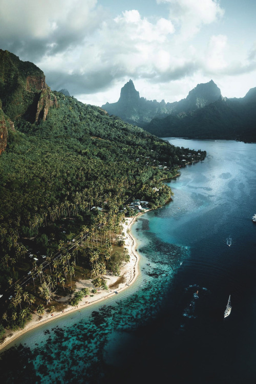 lsleofskye:“Paradise Cove“ - Moorea | manueldietrichphotography