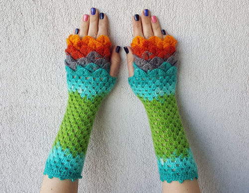 anotherdayforchaosfay:ponies-on-paper:sosuperawesome:Dragon Scale Fingerless Gloves by Mareshop on E