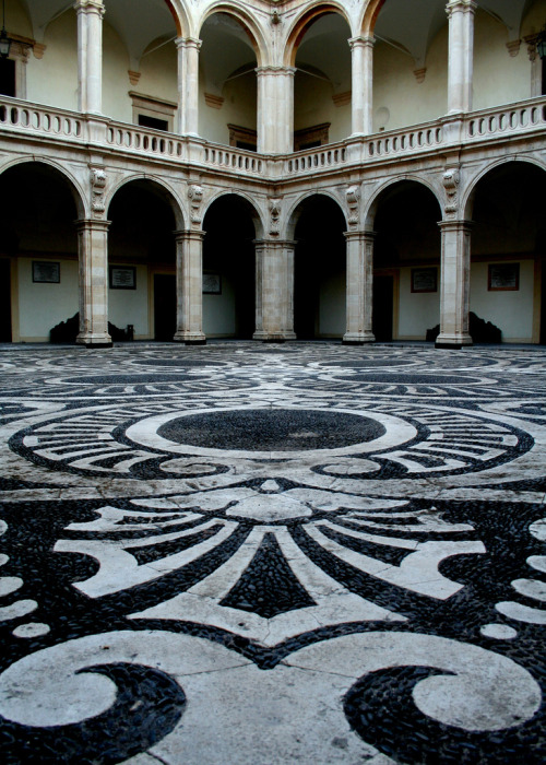 palazzo dell'università da Stefano MortellaroTramite Flickr:palazzo dell'università, catania, 2006.