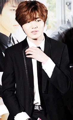sungjongontop: Sungjong casually killing me while looking really fine in a suit