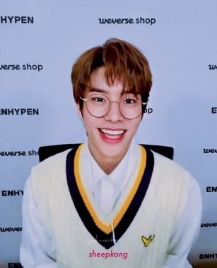 FOEKDOWKDKS I JUST SAW THESE FROM TODAYS FANSIGN IM IM IM-