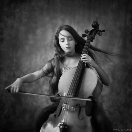 passius:  imickeyd:      passius:  Alina Mayboroda - Lullaby For Angel   Beautiful photograph