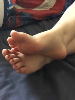 ellessexyfeet:  Just resting bed feets