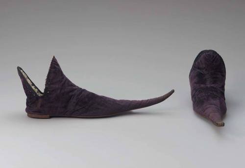 ancientorigins:The pair of poulaine, or crakow, shoes shown below are probably from 15th century Fra