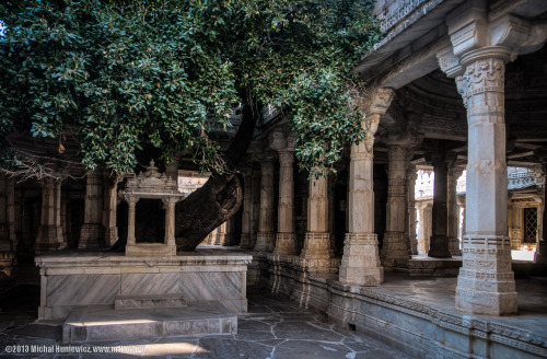 Jain temple courtyardm Ranakpur, Rajasthan, photo by Michal Huniewicz  