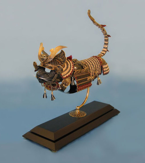 treasures-and-beauty:mayahan:Artist, Jeff de Boer, Creates Cat And Mice Armor Based On Different His