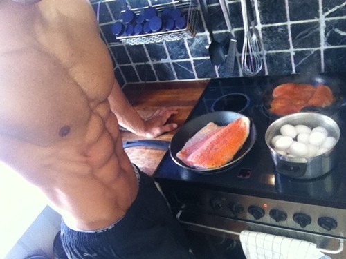 little-missskinny:  rate my abs? LMS: Hah, if the scale is 1-10, I’d say 12. Or
