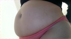 feedeenata:Sooo stuffed 🥵 I need belly porn pictures