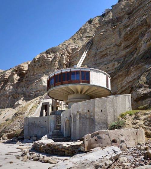The Guest House Of The Samuel L. Bell Summer Residence At Blacks Beach In La Jolla, California. (1965)