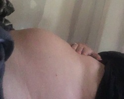 secretlyxomo:Morning bulge! Just woke up and I’m already so desperate! Not holding today, so I’m going to enjoy slowly letting all the pee run out of me