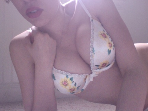 cvmbrella:  spacedangel:  darkorgasm:  SEXUAL PALE PARADISE.  ♥♥♥  daddy’s little princess