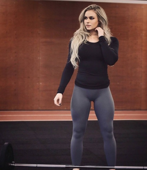 ladies-in-yoga-pants: Anna Nystrom has never missed a leg day. She always looks so hot in leggings
