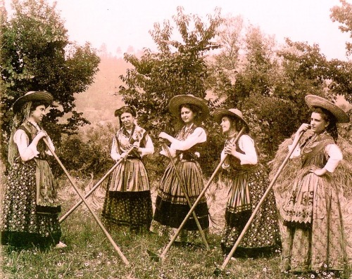 Portuguese women working in the fields. Location: Minho, Portugal.