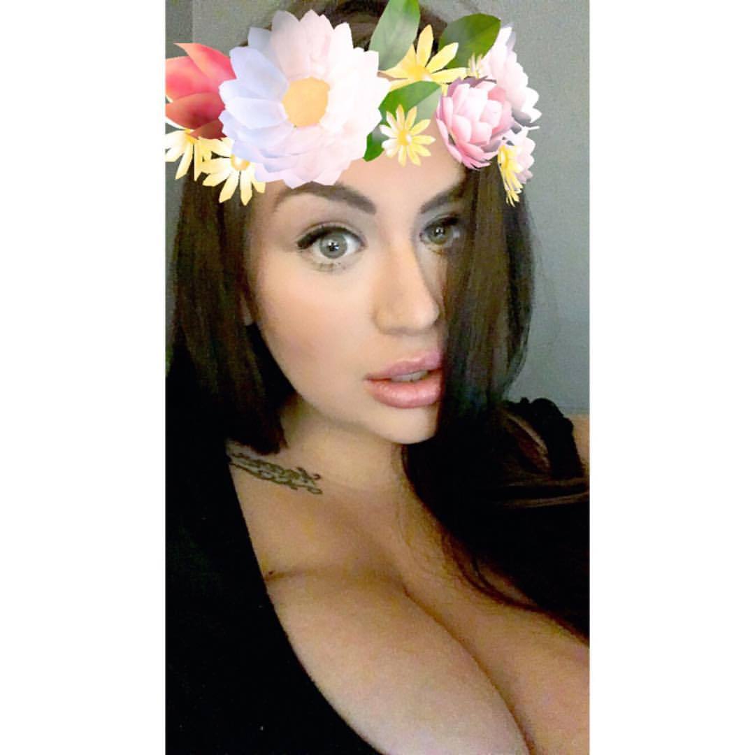 housewifeswag:  flower crowns forever 🌺🌻🌹🌷🌼🌸