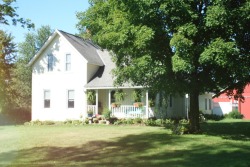 magnapraedae:  This house was so cute it has plants all over and there were two dogs running around the yard awh