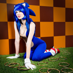 cosplayblog:  Sonic from Sonic the Hedgehog  Cosplayer: nihilistique [WW / TW / DA / FB]Photographer: Greg De Stefano  