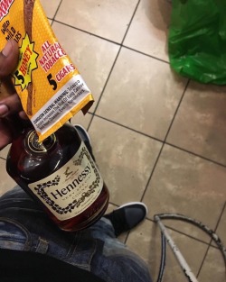 paid4ever:  Backwoods 💨 &amp; Hennessy 🥃Just so the pain won’t get to me 😷