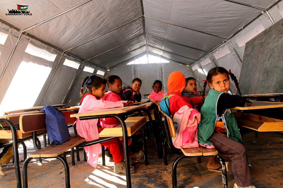 Etter flommen: Når barneskolene har kollapset fra regnværet, går barna på skole i telt fra UNHCR. Her i flyktningleiren Dakhla, som ble hardest rammet.