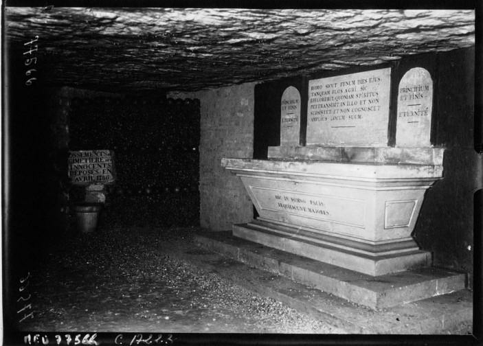 beebalmtraveler:  1919 photographic essay on the Paris Catacombs by Agence Meurisse.