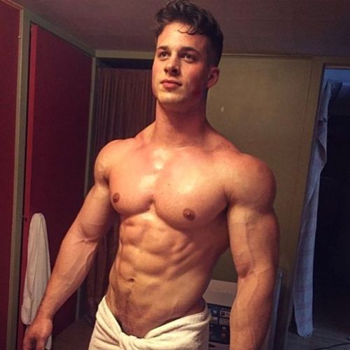 sissy-janie: hotstudsdaily: Nick Sandell Yum!  Hot!