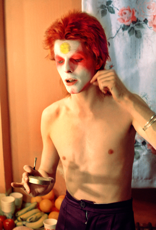 soundsof71:David Bowie pulling off mask, 1973, by Mick Rock