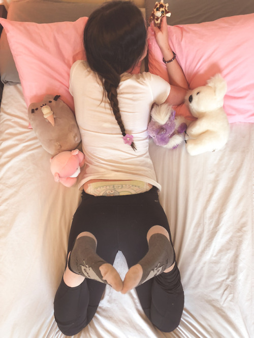 princessdiaperkitty:  Lazy day hanging out adult photos