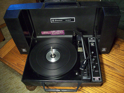 analog-dreams:  Emerson Wildcat Stereo Flickr: http://flic.kr/p/jdajoK 