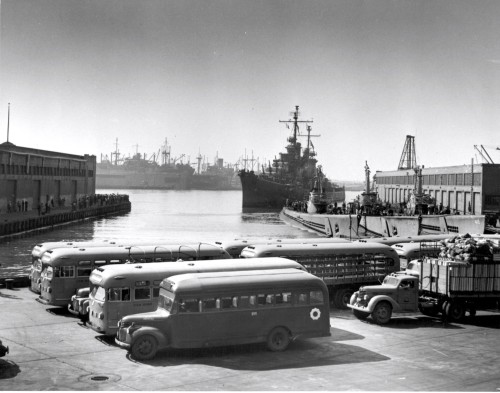 USS Oakland (CL-95) docked in her namesake city in California, 20 October 1945.
(Source)