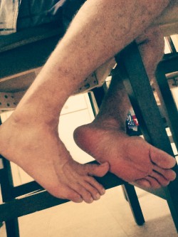 swankster107:  My brother in law’s sexy feet.   Swiped a quick candid pic