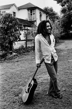 worldwarxp:  Bob Marley with his guitar at 56 Hope Road on March 3, 1976. &frac12;