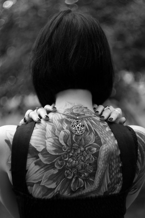 atresiacruelest:  groteleur:  Every person has the right to ink their own body, but these nerdy tattoos are ridiculous >  Model: Esfiri 