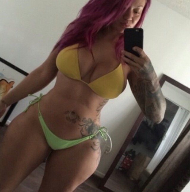sexualwarriorxxx:  Look at those curves! so fucking sexy!!!