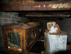 gravesthataregoofy:Catacomb coffins. Wood, lead, and urn.