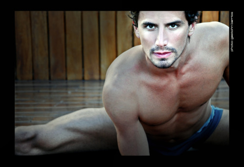 guysdoingthesplits:  [x] [x] [x] (via TumbleOn) 