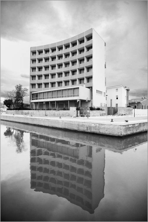 Perfectly mirrored. Color or b&w? Piazzale Nino Bixio in Senigallia (AN), Italy. Foto:  © Wolfra