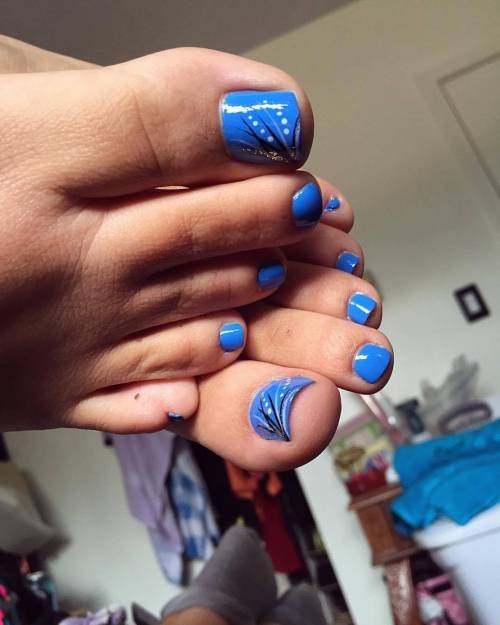 feeteverywhere: @goldenarches__ #footmodel #feetnation #prettyfeet #pedicure #lovefeet #nails #lovef