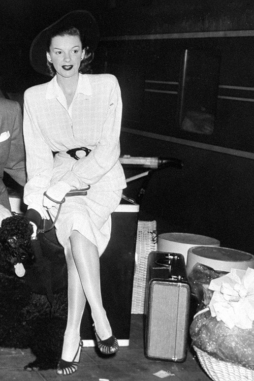 barbarastanwyck:  Judy Garland arrives aboard the Twentieth Century at Grand Central Terminal, 1945 