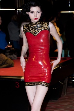 born-in-latex:  Latex Girl http://shiny-dress-fashion.blogspot.com/ 