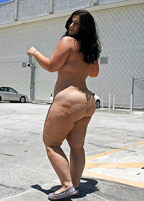 bigwhootycentral:  asskrayz:  London Andrews (Raw 2)  London is one of the hottest pawgs ever. Not only is her body spectacularly thick and curvy, but she seems so much fun and so sexy. I never bore of seeing these public photos even though the picture
