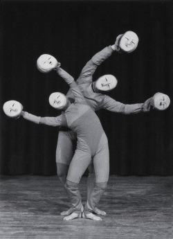 anachoretique:  les-sources-du-nil: “Tant que la tête est sur le coup” (1978). Conception, mise en scène et interprétation de Claire HEGGEN et Yves MARC, Théâtre du Mouvement. Festival Mimes et Clowns, 1980.  Photographe :  Fastome management.