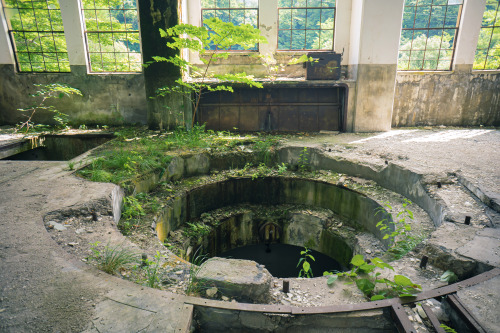 elugraphy:  川の畔の巨大発電所→詳細  Abandoned giant power plant in