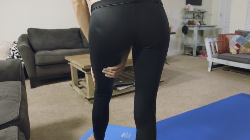“Justice Woman’s Feet” is now available at www.seductivestudios.comThis custom video focuses on Daphne’s ass and feet as she plays Justice Woman who has just returned home in her skin tight yoga pants and decides to stretch and exercise. Running