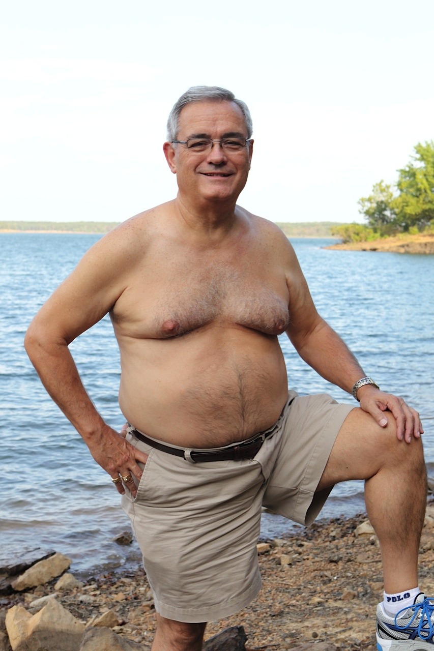 iloveoldsenior:  Decent daddy… Woof woof 