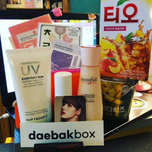 Probably one of the nicest Daebak boxes I’ve gotten yet. Collagen moisturizer, sunscreen, iced tea m