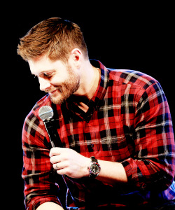 jacklesonmymind:  the way he leans … 