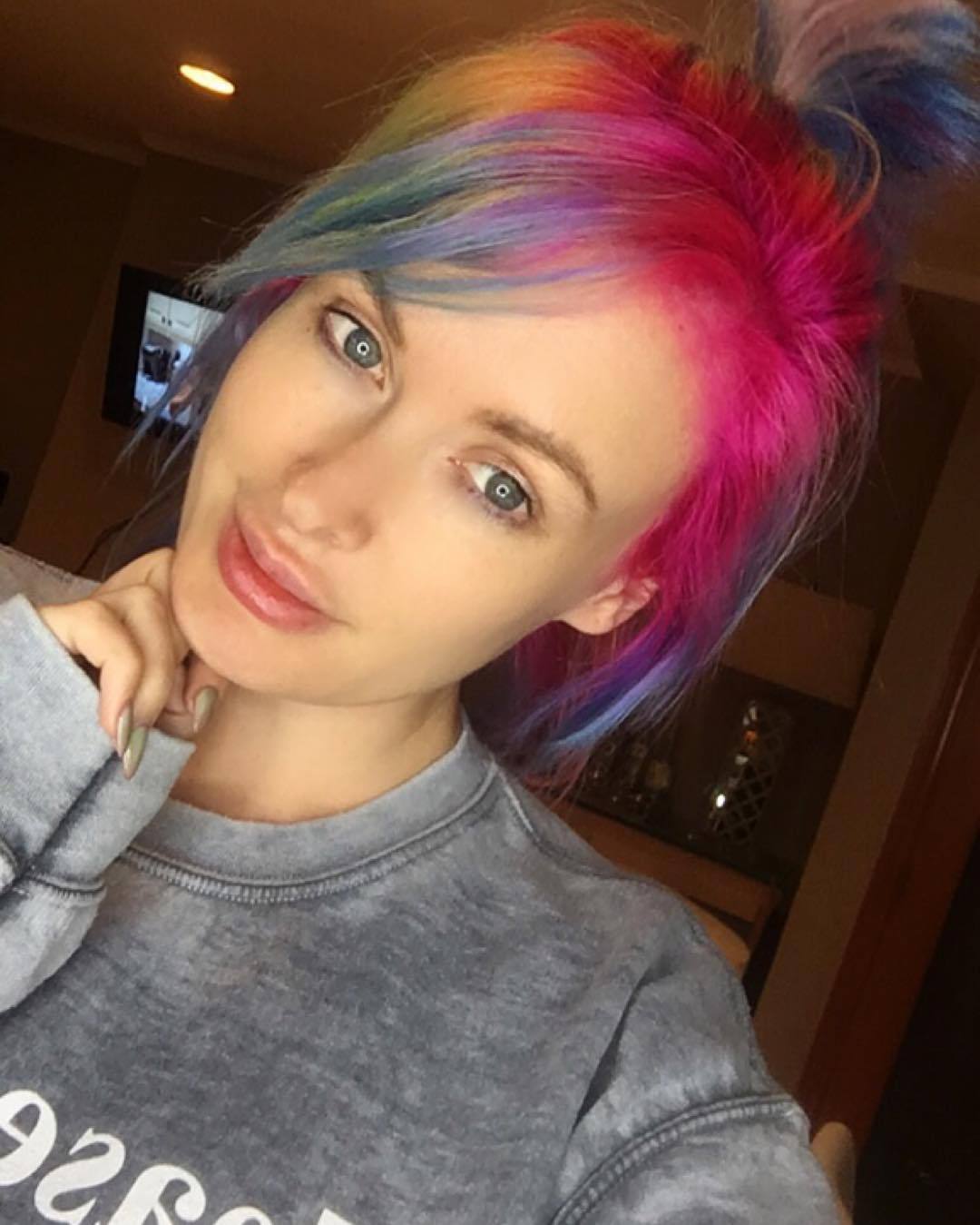 amateur-implant-pics: DARTHLUX A good bimbo can look good with any kind of hair.