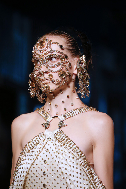 VISUAL JUNKEE - GIVENCHY Spring 2016 Ready-To-Wear Details...