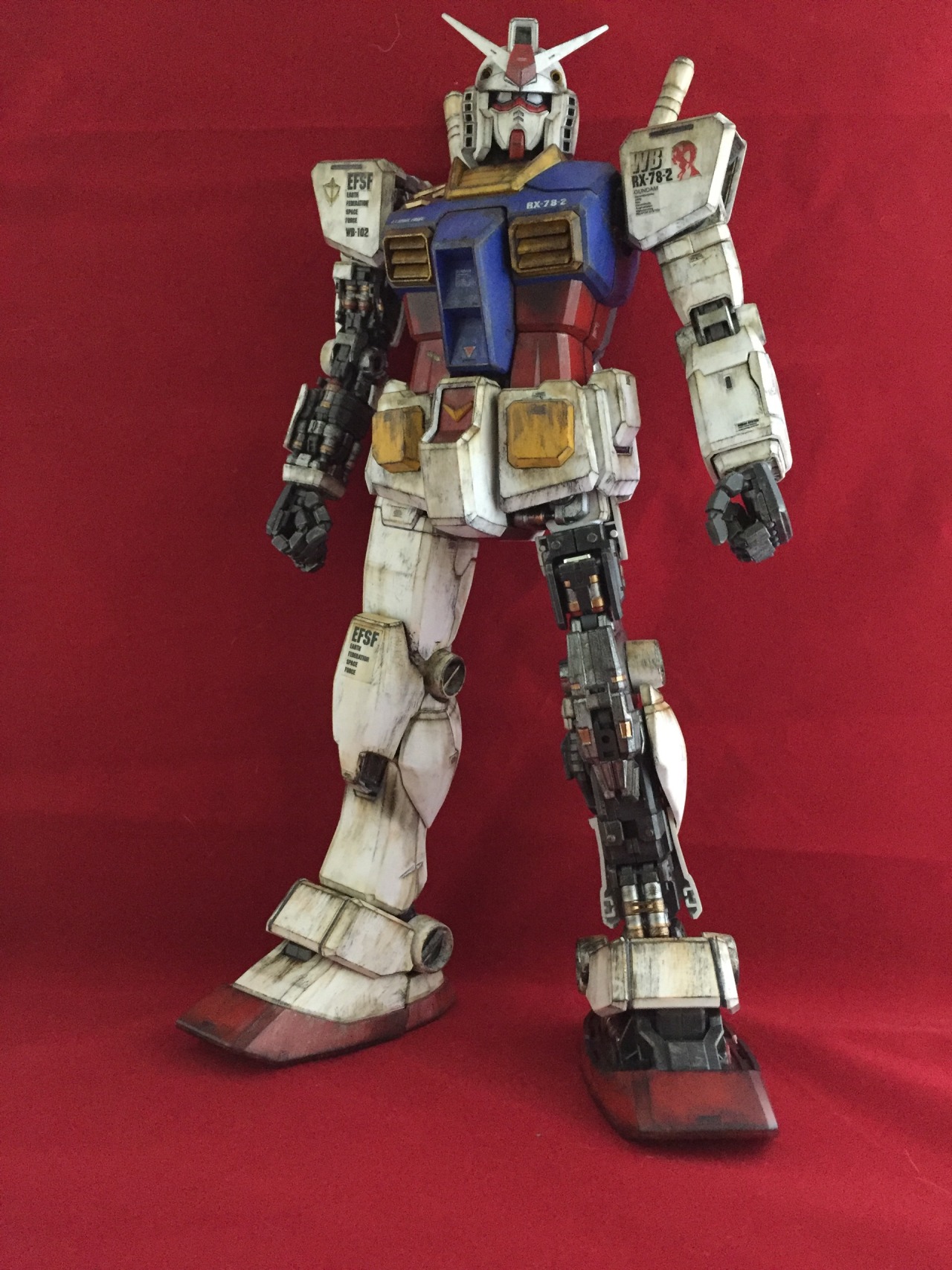 bigdaddycruiser:  Finally completed good ol’ granddaddy Gundam!  Model: PG RX 78-2