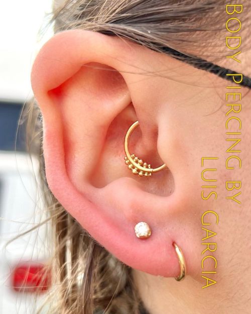 Daith piercing with this simple and lovely solid 18kt gold beaded seam ring #12ozstudios #piercing #