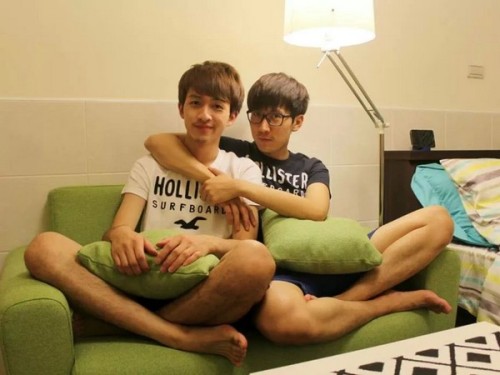 asianboysloveparadise:  What a cute couple! Subcribe my Youtube channel here:   https://www.youtube.com/user/asianboyslove 